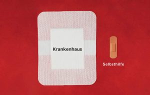 Bild: Zwei Pflaster mit der Schrift Krankenhaus und Selbsthilfe