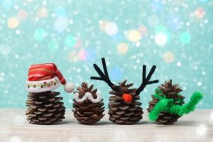 Bild: Tannenzapfen mit Weihnachtsdeko