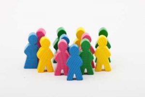 Bild: bunte Holzfiguren in einer Gruppe