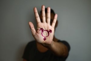 Bild: Mensch hält Handfläche ins Bild mit Transgenderzeichen
