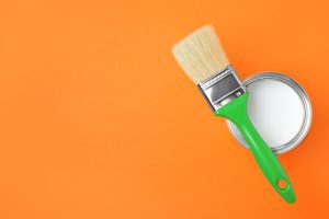 Bild: Pinsel und Dose mit weißer Farbe