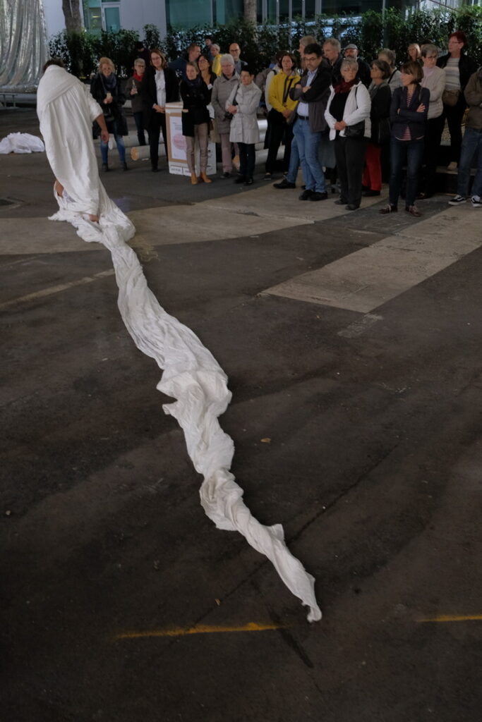 Bild: Künstler hinterlässt Segeltuchspur