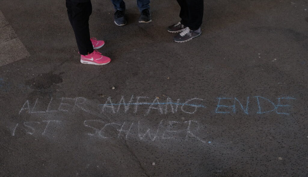 Bild: mit Straßenkreide geschriebenes Strichwort