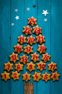 Bild: Kekse als Adventskalender bilden einen Tannenbaum