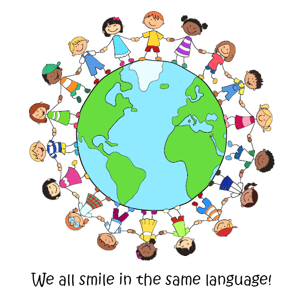 Bild: Kinder halten sich rund um die Erdkugel an den Händen. Darunter Text: We all smlie in the same language.