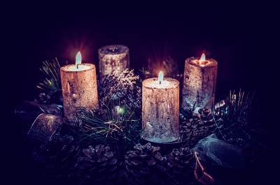 Bild: Adventskranz, zwei Kerzen brennen