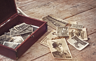 Bild: Schachtel mit alten Schwarz-weiß Bildern