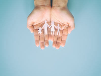 Bild: Hände halten ausgeschnitte Papier-Familie