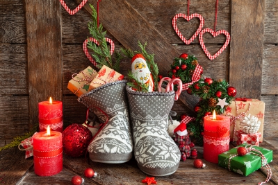 Bild: Stiefel mit Suessigkeiten und Geschenken