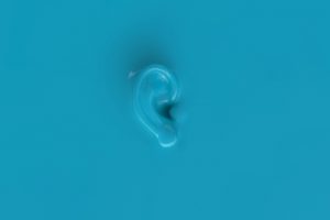 Ein Ohr erscheint aus einer Wand