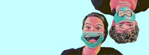 Zwei junge Männer tragen medizinische Masken, auf denen lachende Münder angebracht sind.