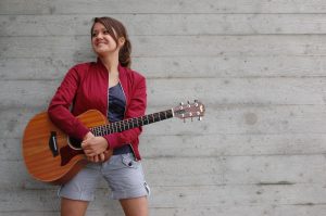 Bild: Sängerin Elena Seeger mit Gitarre