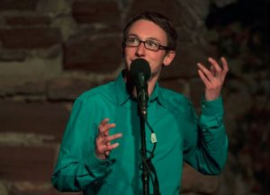 Bild: Autor Hank Flemming am Mikrofon