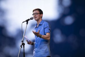 Bild: Künstler am Mikrofon