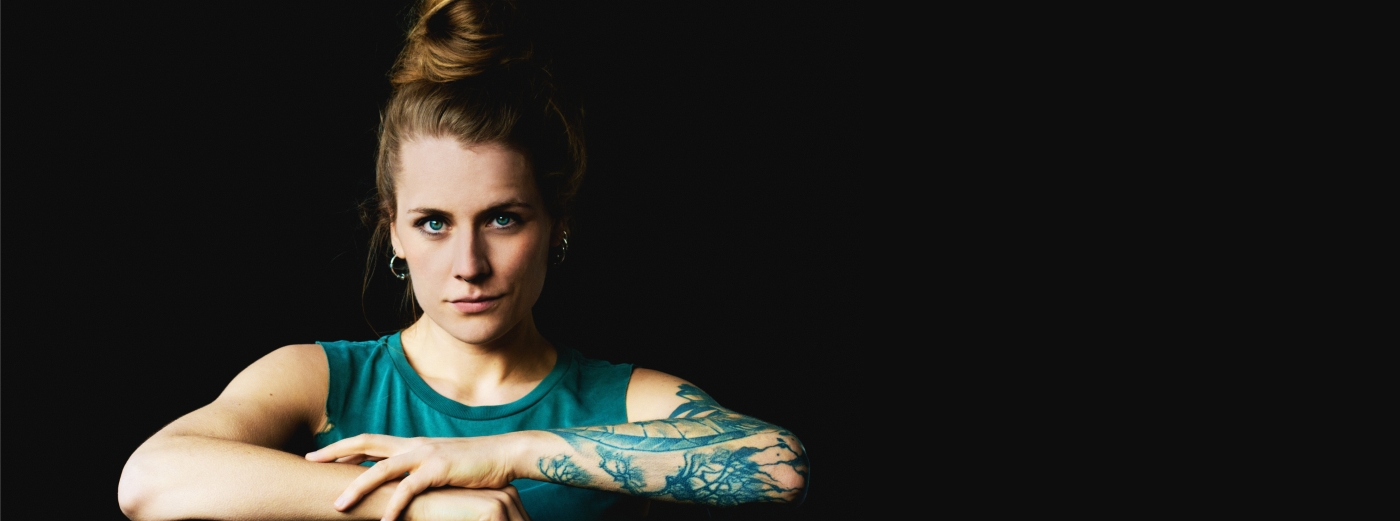 Bild: Foto von Liedermacherin Laura Braun für den Song Slam am 16.6.2023