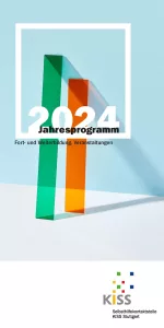 Bild: Titelseite Jahresprogramm 2024 zeigt gegen Wand gelehnte farbige Glasstäbe