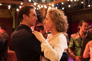 Fasziniert beobachtet Alma (Maren Eggert, li) den für sie persönlich programmierten Androiden Tom (Dan Stevens, re) beim ersten Treffen in einem Tanzclub. (©Christine Fenzl/Majestic)